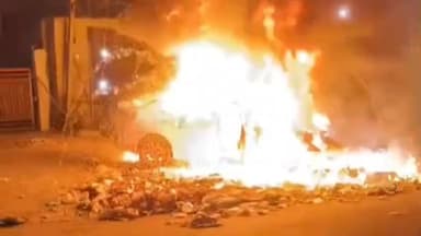 सरिता विहार: बदरपुर थाना क्षेत्र में बीती रात खड़ी कार में लगी भीषण आग