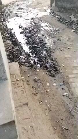 ग्राम हकीमगंज में मैन चोराहों रोड पर भरा पानी लोगों को हो रही परेशानी 2 महिना से सफाई कर्मचारी नहीं आ रहा है