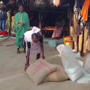 मुंगेली: मृत घोषित कर दी गई बुजुर्ग आदिवासी महिलाओं का राशन बंद, परिवार के सामने संकट