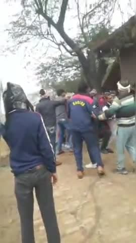 अलीगंज: विजयदेपुर गांव में बच्चों के विवाद के चलते दो पक्षों में हुआ संघर्ष, मारपीट और फायरिंग का आरोप, वीडियो हुए वायरल