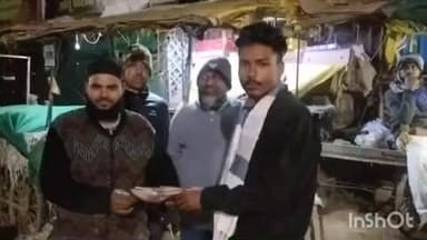 करेरा: रेस्ट हाउस के सामने सब्जी विक्रेता लतीफ खान ने ईमानदारी दिखाई, ठेले पर छूटा कीमती पर्स लौटाया