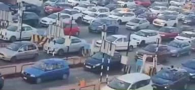 భువనగిరి: పంతంగి టోల్ ప్లాజా వద్ద వాహనాల రద్దీ ఎప్పటికప్పుడు ట్రాఫిక్ ను క్లియర్ చేస్తున్న సిబ్బంది