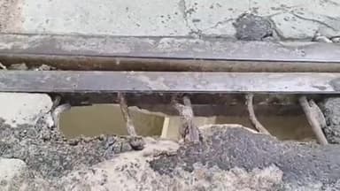 सिराथू: लेहदरी गंगा ब्रिज हो गया खतरीला, कई जगहों पर दिख रही सरिया, हो सकता है हादसा