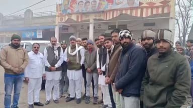 सुसनेर: कांग्रेस विधायक भैरोसिंह बापू के साथ कार्यकर्ता न्याय यात्रा में शामिल होने शहर से इंदौर के लिए रवाना