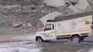 हंगरंग: मलिंग नाला के समीप जमी सड़क को BRO ने किया ठीक, फिलहाल वाहनों की आवाजाही की तस्वीरें आई सामने