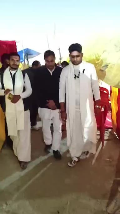 सनातन संस्कृति की झलक। #प्रयागराज में कल्पवास के दौरान डॉ अनुज शुक्ल जी द्वारा विद्यार्थियों शिक्षा दी जा रही है।
A glimpse of Sanatan culture. Dr. Anuj Shukla teaches students during the Kalpavas in @PrayagrajPolice