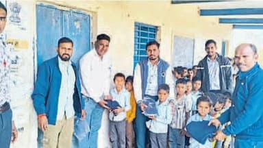 कुशलगढ़: बिजोरी खुर्द राजकीय विद्यालय में छात्रों को किया स्वेटर वितरण, छात्रों के चेहरे पर छाई खुशी