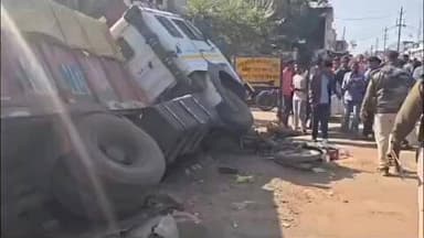 तेंदूखेड़ा: तेंदूखेड़ा में अनियंत्रित ट्रक पलटा, दो चौपहिया, दो दुपहिया वाहन चकनाचूर, टक्कर से एक गाय की मौत