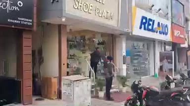 हरिद्वार: हरिद्वार शहर में बंद का असर नहीं दिखा, पॉश एरिया रानीपुर मोड़ पर खुली दुकानें और शोरूम, ऑटो रिक्शा भी संचालित