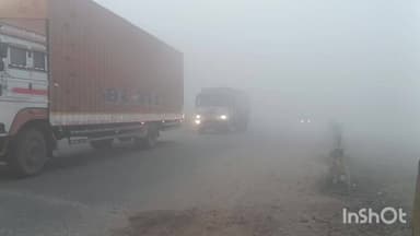 हाजीपुर: BSNL गोलंबर के पास कुहासे से सड़क पर परेशानी, वाहन चालक सावधान रहें