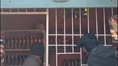 मधुपुर: स्टेशन रोड पर देशी शराब की दुकान में सेंधमारी, नकद और शराब की चोरी