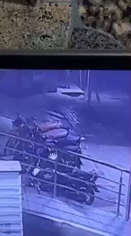 दतिया नगर: किराने की दुकान में शटर का ताला तोड़कर चोरी, कैमरे में कैद हुआ चोर, वीडियो वायरल