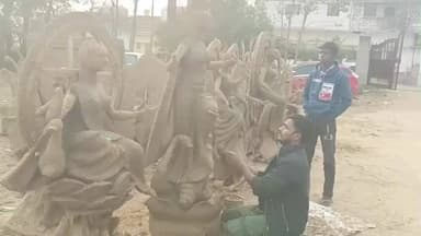 मदनपुर: मदनपुर में सरस्वती पूजा की तैयारियाँ जोरों पर, कारीगर सुमित कुमार बना रहे हैं सैकड़ों मनमोहक प्रतिमाएं