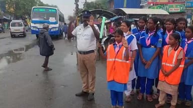 வேடசந்தூர்: ஆத்துமேட்டில் அரசு பள்ளி மாணவ மாணவிகள் சாலை பாதுகாப்பு விழிப்புணர்வு