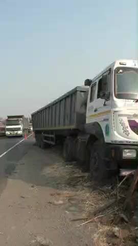 પલસાણા: બેફામ દોડતા ડમ્પરે ટ્રેલરને ટક્કર મારતા પલસાણા ચાર રસ્તા પાસે અકસ્માત, ટ્રેલર સિમેન્ટની પાકી ગટરમાં ખાબક્યું