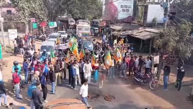 ভাতার: বিরোধী দলনেতা শুভেন্দু অধিকারী ও তার কনভয়ে তৃণমূলের হামলার প্রতিবাদে ভাতাড় বিধানসভার নর্জা মোড়ে পথ অবরোধ BJP র