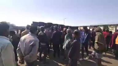 टंडवा: नईपारम गांव में तेज रफ्तार कोल वाहन ने साइकिल सवार को रौंदा, वाहन पलटा, आक्रोश में लोगों ने किया सड़क जाम