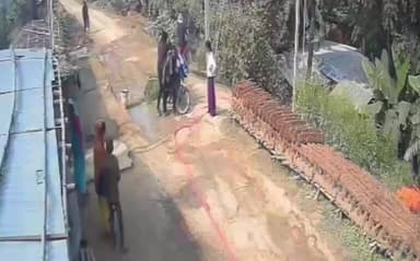 शिवाजी नगर: खरसाम गांव में तटबंध पर पानी छिड़कने को लेकर मारपीट, घायल, सीसीटीवी फुटेज आया सामने