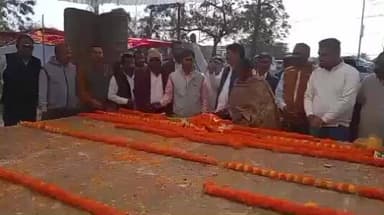 आदित्यपुर गम्हरिया: छोटा गम्हरिया में शहीद सांसद सुनील महतो के समाधि पर सांसद जोबा माझी और झामुमो कार्यकर्ताओं ने दी श्रद्धांजलि