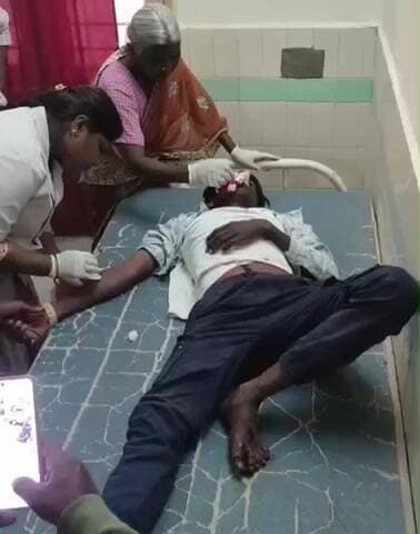 కళ్యాణదుర్గం: కుందుర్పి మార్కెట్ వద్ద రోడ్డు ప్రమాదం, ఆగి ఉన్న కారును ఢీకొన్న బైక్, యువకుడికి తీవ్ర గాయాలు