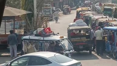 हाटा: बाघनाथ चौराहे पर ट्रक और ट्रैक्टर की भीषण टक्कर, बड़ा हादसा टल गया