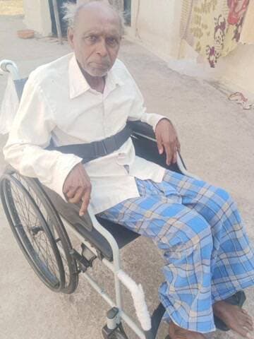 मुंगेली: सफलता की कहानी: जनदर्शन में आवेदन करने पर दिव्यांग रामझूल साहू को मिली तत्काल व्हीलचेयर