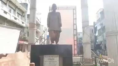 धमतरी: पुण्यतिथि के दिन भी नगर निगम ने नहीं ली सुध, लालबहादुर शास्त्री की मूर्ति धूल से सराबोर