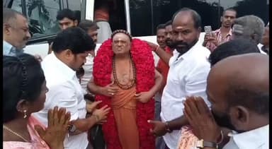 திருவள்ளூர்: பொன்னேரியில் முருகன் கண் திறந்த கோயிலில் திருவாடுதுறை ஆதீனம் சாமி தரிசனம் செய்தார்.