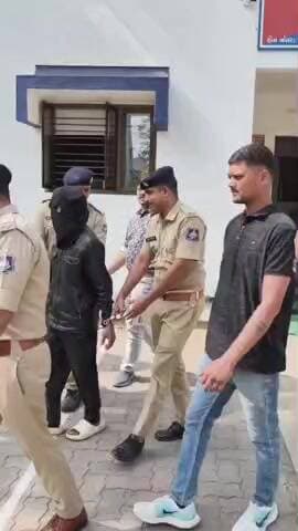 ઉમરગામ: હત્યાકાંડમાં 4 વર્ષથી ફરાર મુખ્ય આરોપીની ધરપકડ બાદ રિકન્સ્ટ્રક્શન પંચનામું કરવામાં આવ્યું