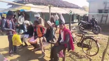 डिंडौरी: खारीडीह गांव में जनपद सदस्य की पहल पर राशन कार्ड केवाईसी के लिए लगा शिविर
