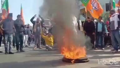 চুঁচুড়া-মগরা: চুঁচুড়ার তালডাঙ্গায় টায়ার জ্বালিয়ে পথ অবরোধ করে বিক্ষোভ বিজেপির