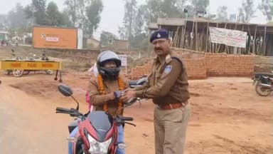 मऊगंज: मऊगंज में बदली ट्रैफिक की सोच, हेलमेट पहनने वालों का फूलों से स्वागत, नियमों का हुआ सम्मान