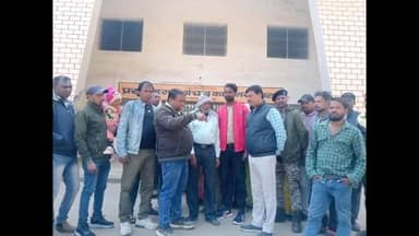 पतरातू: सांकूल बरवा टोला गांव में ट्रांसमिशन लाइन टावर लगाने का ग्रामीणों ने प्रखंड कार्यालय में किया विरोध