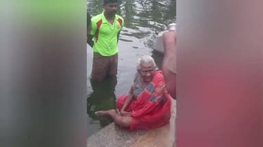 அகஸ்தீஸ்வரம்: வடசேரி கிருஷ்ணன் கோவில் தெப்பக்குளத்தில் தத்தளித்த மூதாட்டியை பத்திரமாக மீட்ட தீயணைப்பு வீரர்கள்.