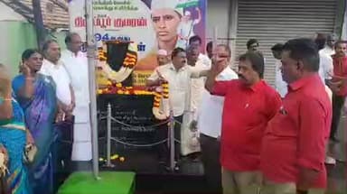 திருப்பூர் தெற்கு: சுதந்திரப் போராட்ட வீரர் திருப்பூர் குமரன் நினைவு தினத்தை முன்னிட்டு குமரன் சாலையில் உள்ள நினைவு ஸ்தூபியில் மலர் மாலை அணிவித்து மரியாதை