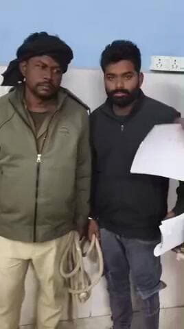 ताजपुर: चकमधौल गाछीबसे में पुलिस ने एक युवक को 8 लीटर देसी शराब के साथ किया गिरफ्तार