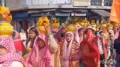 हापुड़: बुलंदशहर मार्ग पर स्थित मनसा देवी मंदिर के 16वें वार्षिक उत्सव पर निकाली गई भव्य कलश यात्रा, पुलिस फोर्स रहा तैनात