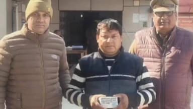 महावन: राया पुलिस ने सट्टा लगाते हुए एक अभियुक्त को सट्टा डायरी, पेन और नगदी के साथ किया गिरफ्तार