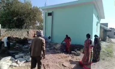 తూప్రాన్: మల్కాపూర్ గ్రామంలో స్వచ్ఛభారత్ నిర్వహించిన సర్పంచ్ ఆంజనేయులు గౌడ్