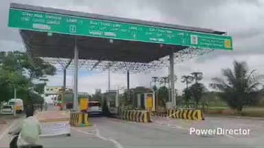 ಗುಂಡ್ಲುಪೇಟೆ: ಕನ್ನೇಗಾಲ ಟೋಲ್ ಗೇಟ್ ಬಳಿ ಕಾರುಗಳ ನಡುವೆ ಡಿಕ್ಕಿ; ನಾಲ್ವರಿಗೆ ಗಾಯ