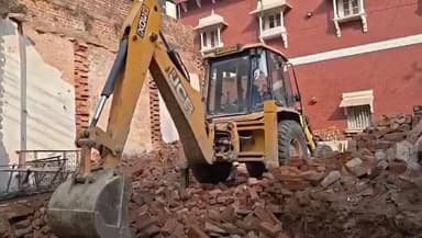 पिंड्रा: वाराणसी के दालमंडी में शुरू हुई कार्रवाई, ध्वस्तीकरण के लिए पहुंचा बुलडोजर