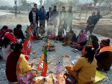 बागेश्वर: बीजेपी महिला मोर्चा ने कांग्रेस की बुद्धि शुद्धि के लिए सरयू तट पर किया हवन यज्ञ