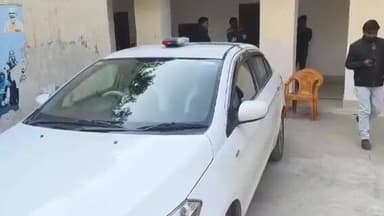 सिधौली: सिधौली में SIR प्रक्रिया को लेकर कमिश्नर और एडीएम ने पोलिंग बूथ का निरीक्षण किया, फॉर्म 6 को लेकर दी जानकारी