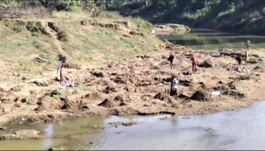 ढीमरखेड़ा: ढीमरखेड़ा उमरियापान में नाबालिगों से रेत खनन, रातभर अवैध परिवहन से शासन को लाखों का चूना