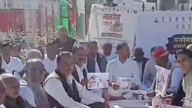 नागौर: नागौर में मनरेगा बचाओ संग्राम के तहत कांग्रेस कार्यकर्ताओं ने रखा उपवास