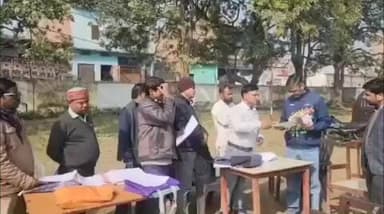 भिनगा: SIR अभियान के तहत विशेष बूथ दिवस पर भिनगा के कई बूथों का डीएम ने किया निरीक्षण