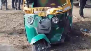 बिल्सी: शेखानगला के पास एक सांड से टेंपो टकराने के बाद बिजली के खंभे से टकराया, चालक को लगी चोट, वीडियो वायरल