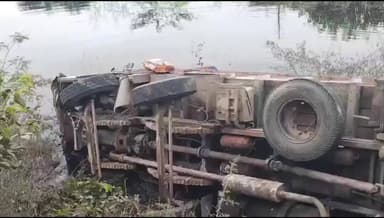 కురబలకోట మండలం అంగళ్లులో రామక్క చెరువు లో బోల్తా పడ్డ లారీ, బియ్యం ప్యాకెట్లు ఎత్తుకెళ్లిన స్థానికులు