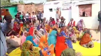 मिर्ज़ापुर: विंध्याचल के भटेवरा गांव में पत्रकार सूरज मौर्य ने गरीब असहाय लोगों को निशुल्क डेढ़ सौ कंबल का वितरण किया