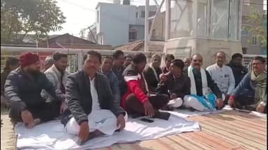 दुमका: मनरेगा का नाम बदलने के विरोध में कांग्रेस जिला कमेटी गांधी मैदान में महात्मा गांधी की प्रतिमा के सामने उपवास पर बैठी